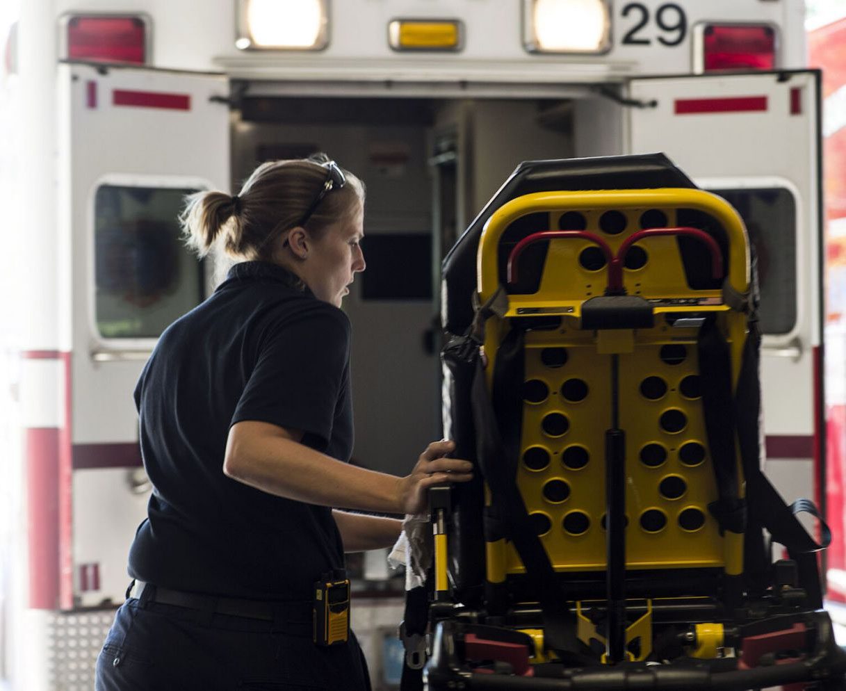 emt bringing a patient into the emergency department from an ambulance